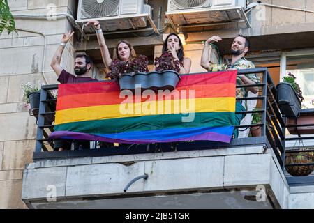 Jerusalem, Israel. 02.. Juni 2022. Zuschauer auf einem Balkon beobachten den jährlichen Jerusalem Pride and Tolerance March 20. in Jerusalem. Tausende Mitglieder der LGBTQ-Gemeinschaft und ihre Unterstützer nahmen an der Parade Teil. Kredit: SOPA Images Limited/Alamy Live Nachrichten Stockfoto