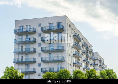 Mehrstöckige Wohngebäude in einer ökologisch sauberen Gegend für die Bevölkerung, mit grünen Bäumen Stockfoto