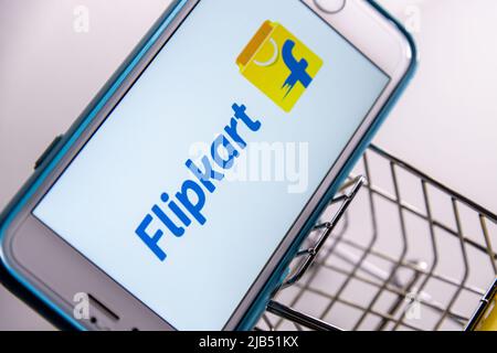 Flipkart, ein E-Commerce-Unternehmen mit Hauptsitz in Bangalore, Karnataka, Indien, auf dem iPhone im Einkaufswagen. Flipkart ist der größte Online-Händler in Indien Stockfoto