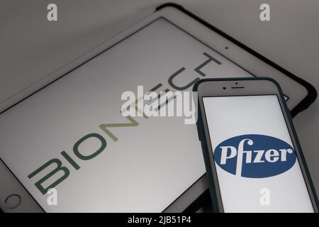 Kumamoto / JAPAN - Nov 11 2020 : Pfizer- und BioNTech-Logos auf iPhone und iPad. Impfstoffkonzept SARS-CoV-2 Stockfoto