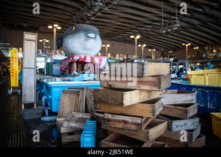 Shimonoseki, Yamaguchi / JAPAN - Aug 14 2020 : gestapelte Holzkisten für Fische in Carato Ichiba (Fischmarkt). Großes Fugu-Denkmal (Kugelfisch) im Bild Stockfoto