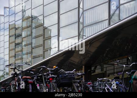 Fahrradpark mit Fahrrädern am 25. Mai 2022 am Hauptbahnhof Rotterdam, Niederlande. Stockfoto