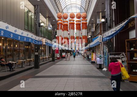 Hakata, Fukuoka / JAPAN - Aug 15 2020 : Kawabata Shopping Arcade, Hakatas älteste Einkaufsstraße, die tagsüber über 130 Jahre Geschichte hat. Stockfoto