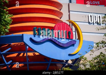 Fukuoka / JAPAN - Aug 15 2020 : das Ladenschild von Canal City Hakata, einem großen Einkaufs- und Unterhaltungskomplex in Fukuoka, an sonnigen Tagen Stockfoto