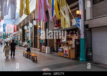 Hakata, Fukuoka / JAPAN - Aug 15 2020 : Kawabata Shopping Arcade, Hakatas älteste Einkaufsstraße, die tagsüber über 130 Jahre Geschichte hat. Stockfoto