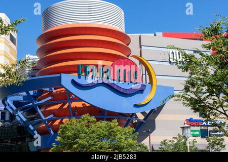 Fukuoka / JAPAN - Aug 15 2020 : das Ladenschild von Canal City Hakata, einem großen Einkaufs- und Unterhaltungskomplex in Fukuoka, an sonnigen Tagen Stockfoto