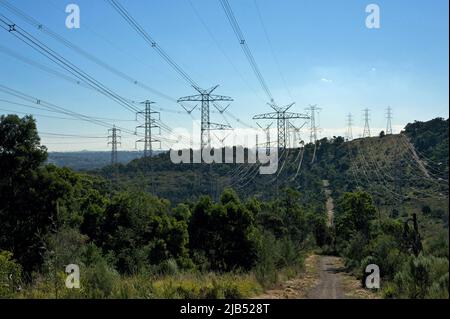 Strom für die Menschen - die meisten von Victorias und allen von Melbourne stammen aus Kohlegeneratoren im La Trobe Valley über diese Stromleitungen. Stockfoto