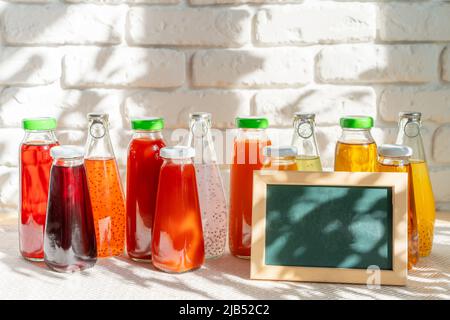 Glasflaschen aus verschiedenen Säften mit Bildrahmen-Kopierraum Stockfoto