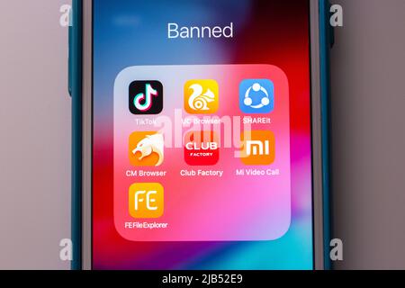 TikTok & beliebte chinesische Apps auf dem iPhone. Indien hat über 100 Apps, die mit China in Verbindung stehen, verboten, darunter TikTok, WeChat usw. Stockfoto