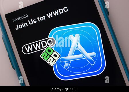 Kumamoto / JAPAN - Okt 2 2020 : WWDC 2020-Anzeigen im App Store auf dem iPhone. Die Apple Worldwide Developers Conference wird jährlich von Apple Inc. Abgehalten Stockfoto