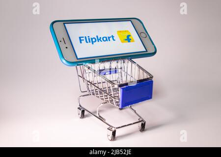 Flipkart, ein E-Commerce-Unternehmen mit Hauptsitz in Bangalore, Karnataka, Indien, auf dem iPhone im Einkaufswagen. Flipkart ist der größte Online-Händler in Indien Stockfoto