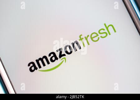 Logo von Amazon Fresh, einem Lebensmittellieferdienst, auf dem iPhone. AmazonFresh bietet Lebensmittel zum Verkauf an und eine Untermenge von Artikeln aus dem Ladengeschäft Stockfoto