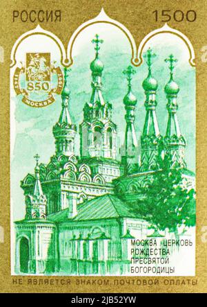 MOSKAU, RUSSLAND - 20. MAI 2022: Die in Russland gedruckte Briefmarke zeigt die Geburtskirche der Heiligen Mutter Gottes, Serie, um 1997 Stockfoto