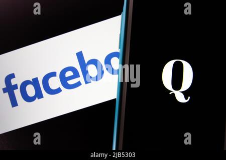 Kumamoto / JAPAN - Okt 20 2020 : das Logo von Qanon, einer rechtsextremen Verschwörungsgruppe, auf dem iPhone mit Facebook-Logo als Hintergrund. Stockfoto