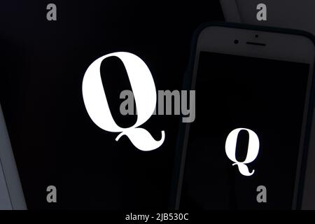 Kumamoto / JAPAN - Okt 20 2020 : das Logo von Qanon, einer rechtsextremen Verschwörungsgruppe, auf dem iPhone- und iPad-Bildschirm Stockfoto