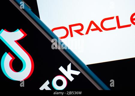 Kumamoto / JAPAN - Sep 19 2020 : Logo der Marke TikTok und Oracle auf Smart-Geräten. Stockfoto