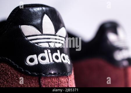 Kumamoto, Japan - Jan 14 2020 : Logo von Adidas, einem deutschen multinationalen Konzern, der Schuhe und Kleidung entwirft und herstellt, auf seinen Schuhen Stockfoto