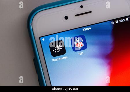 Kumamoto / JAPAN - Sep 19 2020 : Postmates und NFL-Apps auf dem iPhone-Startbildschirm. Stockfoto