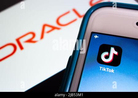 Kumamoto / JAPAN - Sep 19 2020 : Logo der Marke TikTok und Oracle auf Smart-Geräten. Stockfoto