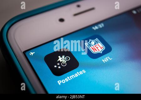 Kumamoto / JAPAN - Sep 19 2020 : Postmates und NFL-Apps auf dem iPhone-Startbildschirm. Stockfoto