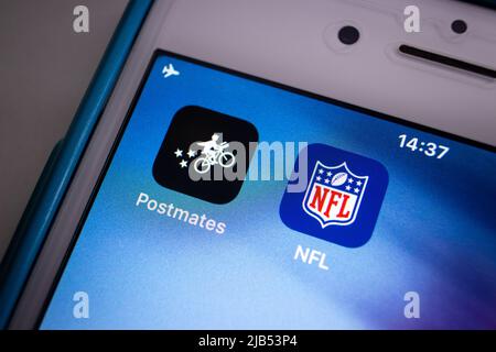 Kumamoto / JAPAN - Sep 19 2020 : Postmates und NFL-Apps auf dem iPhone-Startbildschirm. Stockfoto