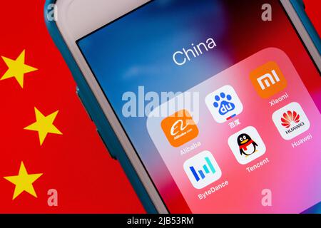 Kumamoto, JAPAN - 2 2020. Oktober: Chinas Tech-Giganten (The Big Six - Alibaba, Baidu, Tencent, Bytedance, Xiaomi und Huawei) auf dem iPhone auf chinesischer Flagge Stockfoto