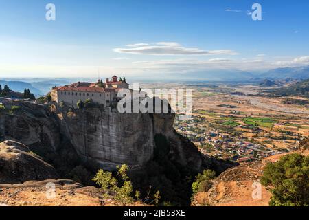 St. Stefan Kloster in Meteora Felsen, was bedeutet in Trikala, Griechenland, in die Luft schweben Stockfoto