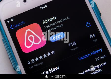 Kumamoto, JAPAN - Dez 17 2020 : Airbnb App, US-Online-Service, mit dem Gäste die Immobilien oder Ersatzzimmer per App im App Store an Gäste vermieten können Stockfoto