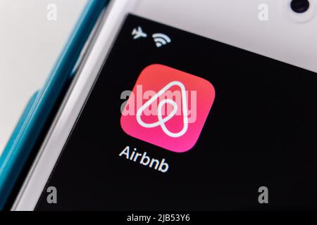 Kumamoto, JAPAN - Dez 17 2020 : Airbnb App, ein US-Online-Service, mit dem Menschen die Immobilien oder Ersatzzimmer per App an Gäste vermieten können, auf dem iPhone Stockfoto