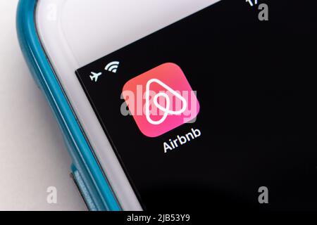 Kumamoto, JAPAN - Dez 17 2020 : Airbnb App, ein US-Online-Service, mit dem Menschen die Immobilien oder Ersatzzimmer per App an Gäste vermieten können, auf dem iPhone Stockfoto