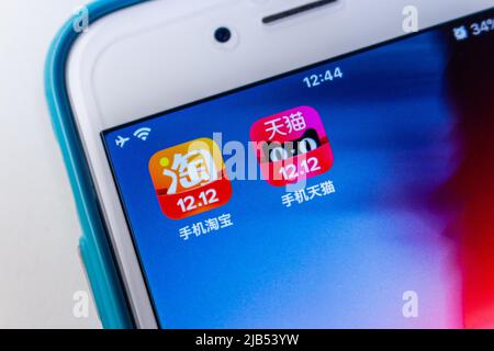 Kumamoto, JAPAN - Dez 10 2020 : Taobao und Mall Apps mit Double 12 Band auf dem iPhone. Double Twelve (W12) ist die chinesische Version von Black Friday. Stockfoto