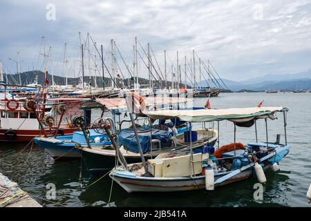 Yachten und Boote im Hafen, Fethie, Türkei. Die Promenade der Stadt Fethiye, Boote sind in der Bucht in den blauen Gewässern des Mittelmeers. Die RE Stockfoto
