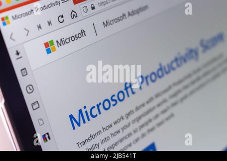 Kumamoto, JAPAN - Dez 4 2020 : die Nahaufnahme des Microsoft-Logos und der Microsoft Productivity Score-Website auf einem Laptop Stockfoto