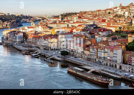 Blick auf die Stadt Porto von der Eiffel Brücke am frühen Morgen in der Morgendämmerung, kleine bunte Häuser des Ribeira Quarter Stockfoto