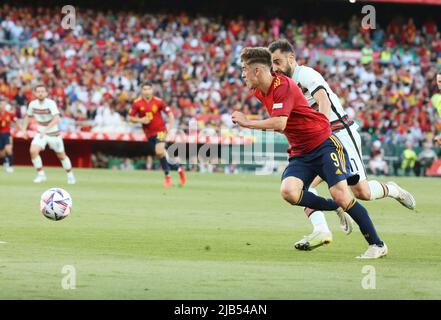 Pablo Martin Paez Gavira 'Gavi' aus Spanien und Bruno Fernandes aus Portugal während der UEFA Nations League, Liga A - Gruppe A2 Fußballspiel zwischen Spanien und Portugal am 2. Juni 2022 im Benito Villamarin Stadion in Sevilla, Spanien - Foto Laurent Lairys / DPPI Stockfoto