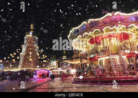 2022 Hauptweihnachtsbaum der Ukraine leuchtet in Kiew Ukraine. Winterabend in der Stadt vor den Neujahrsferien. Stockfoto