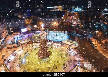 2022 Hauptweihnachtsbaum der Ukraine leuchtet in Kiew Ukraine. Winterabend in der Stadt vor den Neujahrsferien. Stockfoto