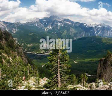 Malerische Landschaft Blick auf die Schlucht in der albanischen Berge Stockfoto