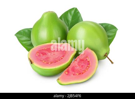 Guava-Frucht mit Scheiben isoliert auf weißem Hintergrund mit voller Schärfentiefe Stockfoto