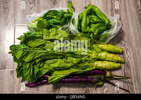 Lebensmittelpaket 7, das in zwei Teile aufgeteilt wurde, die von den Bewohnern in einem Wohnkomplex in Puxi am 47. Tag der Puxi-weiten Sperre für den Covid von 2022 erhalten wurden Stockfoto