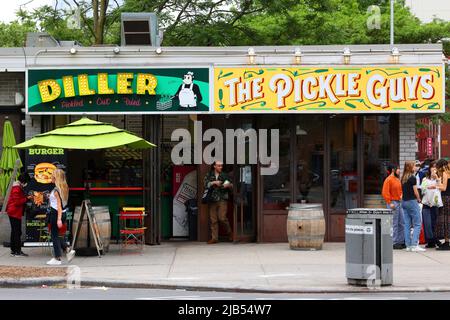 The Pickle Guys, Diller, 357 Grand St, New York, NYC Schaufensterfoto eines Pickle-Ladens und eines koscheren veganen Restaurants in der Lower East Side. Stockfoto