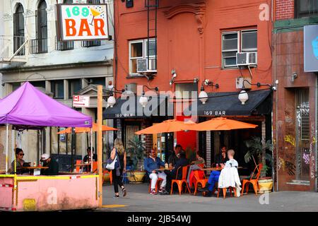 169 Bar, 169 E Broadway, New York, NYC Foto von einer Bar in der Lower East Side in Manhattan. Stockfoto