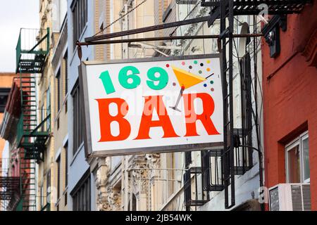 169 Bar, 169 E Broadway, New York, NY. Beschilderung über einer Bar in der Lower East Side in Manhattan. Stockfoto