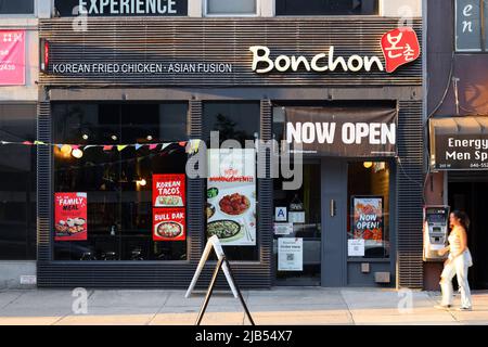 Bonchon, 267 W 23. St, New York, NYC Schaufensterfoto eines koreanischen Brathähnchenrestaurants im Chelsea-Viertel in Manhattan. Stockfoto