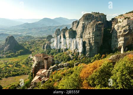 Panorama der orthodoxen Kirchen von Meteora auf den Gipfeln der Felsen, Klöster auf der Höhe, meteorische Felsen, die in der Luft schweben, Kalambaka, Thessalien, Griechenland Stockfoto
