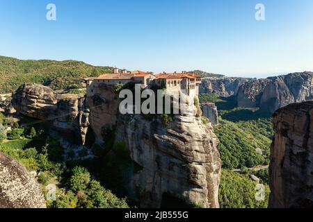 Panorama der orthodoxen Kirchen von Meteora auf den Gipfeln der Felsen, Klöster auf der Höhe, meteorische Felsen, die in der Luft schweben, Kalambaka, Thessalien, Griechenland Stockfoto