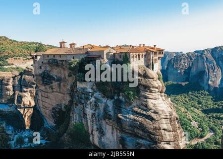 Panorama der orthodoxen Kirchen von Meteora auf den Gipfeln der Felsen, Klöster auf der Höhe, meteorische Felsen, die in der Luft schweben, Kalambaka, Thessalien, Griechenland Stockfoto
