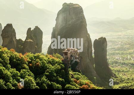 Panorama der orthodoxen Kirchen von Meteora auf den Gipfeln der Felsen, Klöster auf der Höhe, meteorische Felsen, die in der Luft schweben, Kalambaka, Thessalien, Griechenland Stockfoto