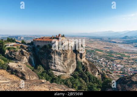 Panorama der orthodoxen Kirchen von Meteora auf den Gipfeln der Felsen, Klöster auf der Höhe, meteorische Felsen, die in der Luft schweben, Kalambaka, Thessalien, Griechenland Stockfoto