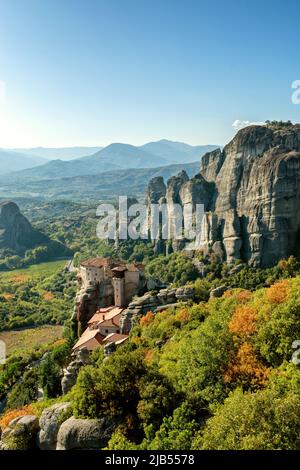 Panorama der orthodoxen Kirchen von Meteora auf den Gipfeln der Felsen, Klöster auf der Höhe, meteorische Felsen, die in der Luft schweben, Kalambaka, Thessalien, Griechenland Stockfoto